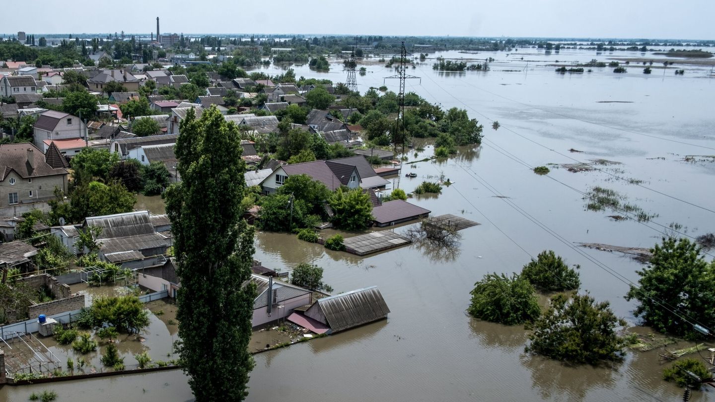 Kherson (Ukraine), 07 06 2023.- A general view shows a flooded area of Kherson, Ukraine, 07 June 2023. Ukraine has accused Russian forces of destroying a critical dam and hydroelectric power plant on the Dnipro River in the Kherson region along the front line in southern Ukraine on 06 June. A number of settlements were completely or partially flooded, Kherson region governor Oleksandr Prokudin said on telegram. Russian troops entered Ukraine in February 2022 starting a conflict that has provoked destruction and a humanitarian crisis. (Rusia, Ucrania) EFE EPA GEORGE IVANCHENKO 