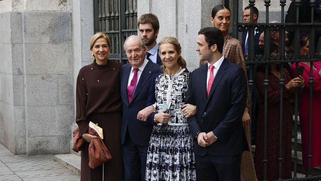 Don Juan Carlos, posando con sus hijas, las infantas Cristina y Elena, y sus nietos, Victoria Federica, Froilán y Juan Urdangarin. (EFE/J.J. Guillén)