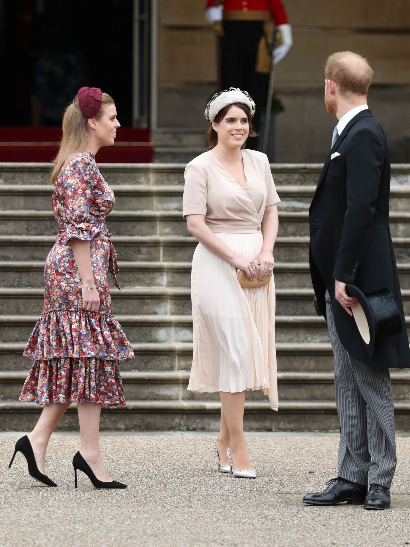 Eugenia y Beatriz de York, con el príncipe Harry el verano pasado en Buckingham. (Reuters)