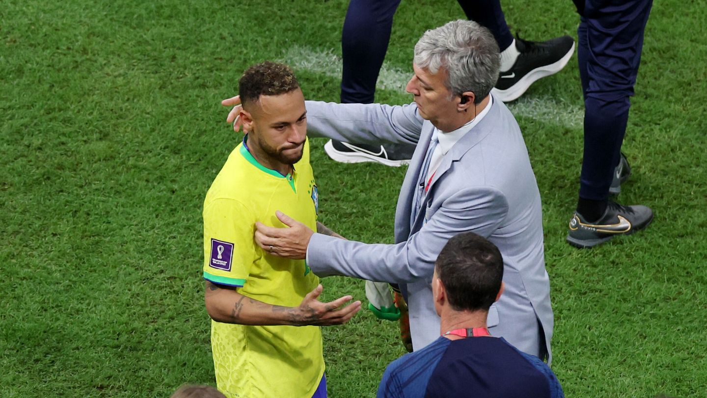 Neymar fue sustituido tras una dura entrada. (Reuters/Vincent West)