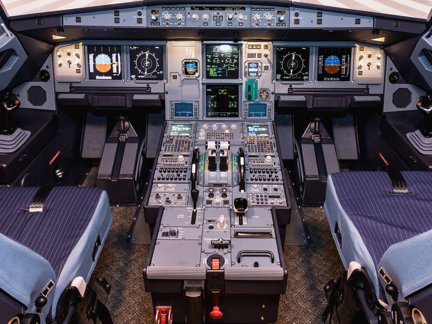 Cabina de un Airbus A320, con los 'sidestick' en los laterales de la cabina. (iStock)