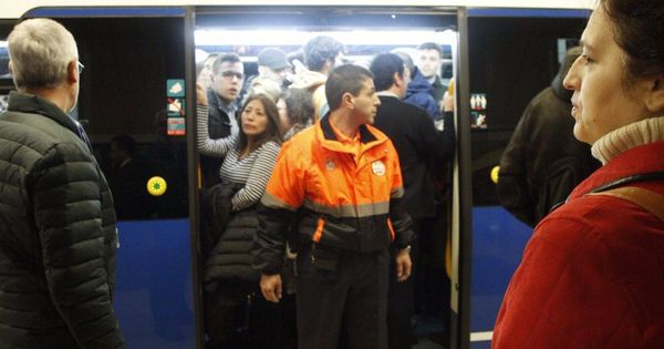 Foto: Los vigilantes del metro subrogados por Ilunion y Trablisa no cobraron sus pluses en marzo. (EFE)