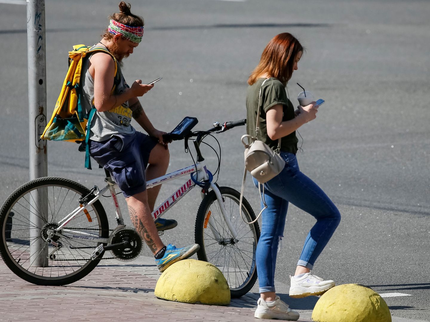 Ver el móvil en la calle se ha convertido en una costumbre en los últimos años. (Reuters)