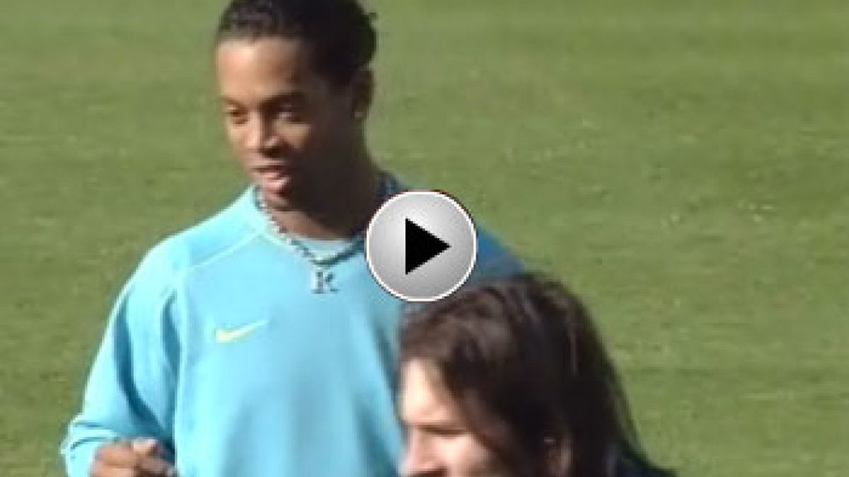 Ronaldinho vuelve a reír en un entrenamiento con el grupo