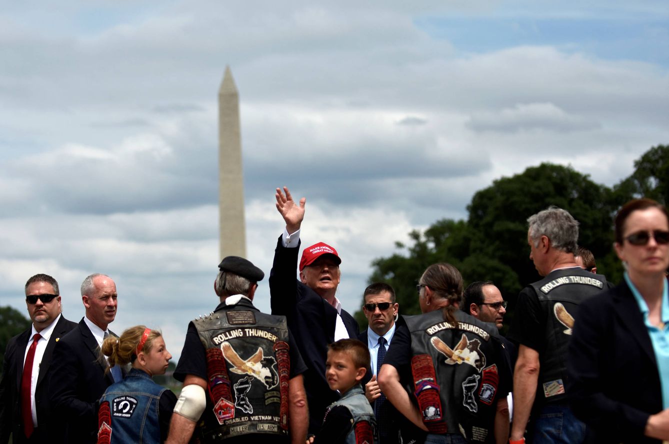Foto: El candidato republicano, Donald Trump, habla con moteros durante el Rolling Thunder, en Washington. (Reuters)