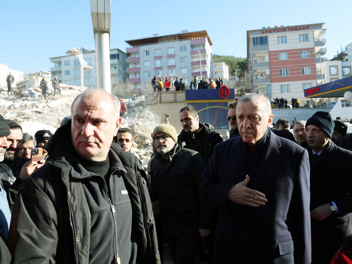 Foto: El presidente turco, Tayyip Erdogan, visita una de las zonas afectadas por los terremotos. (Reuters)