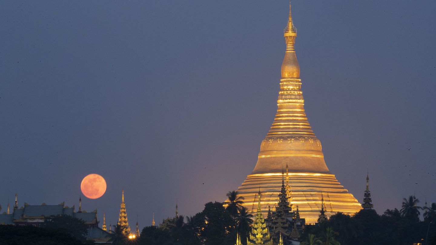La pagoda dorada de Shwedagon, en Rangún (EFE)