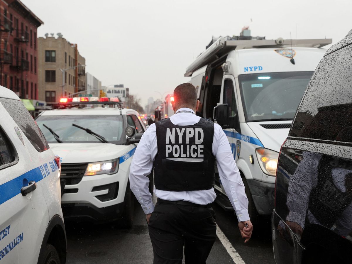 Foto: Un agente de policía cerca de la escena del crímen en Brooklyn. (Reuters)