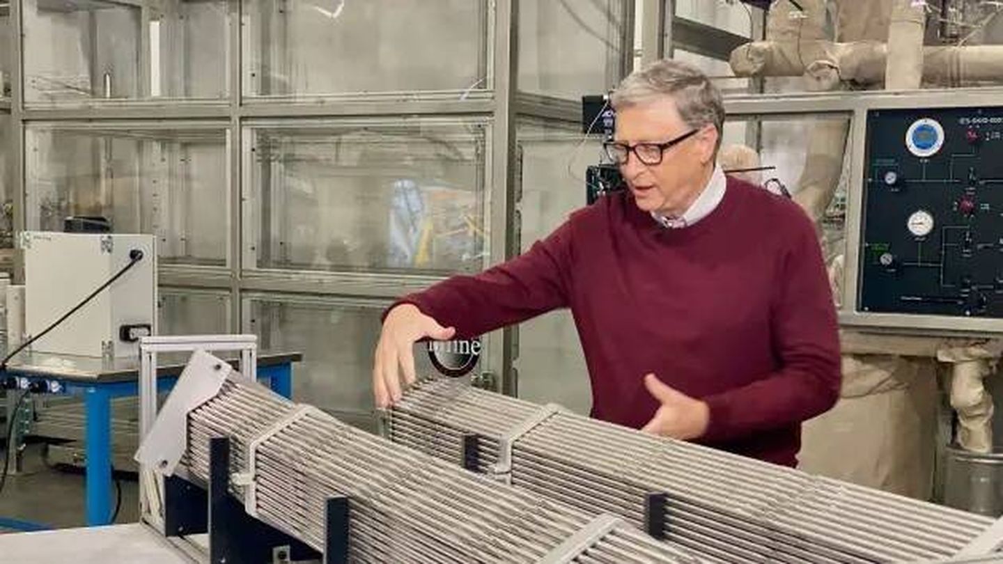 Bill Gates mostrando el combustible de su reactor. (Gates Notes)