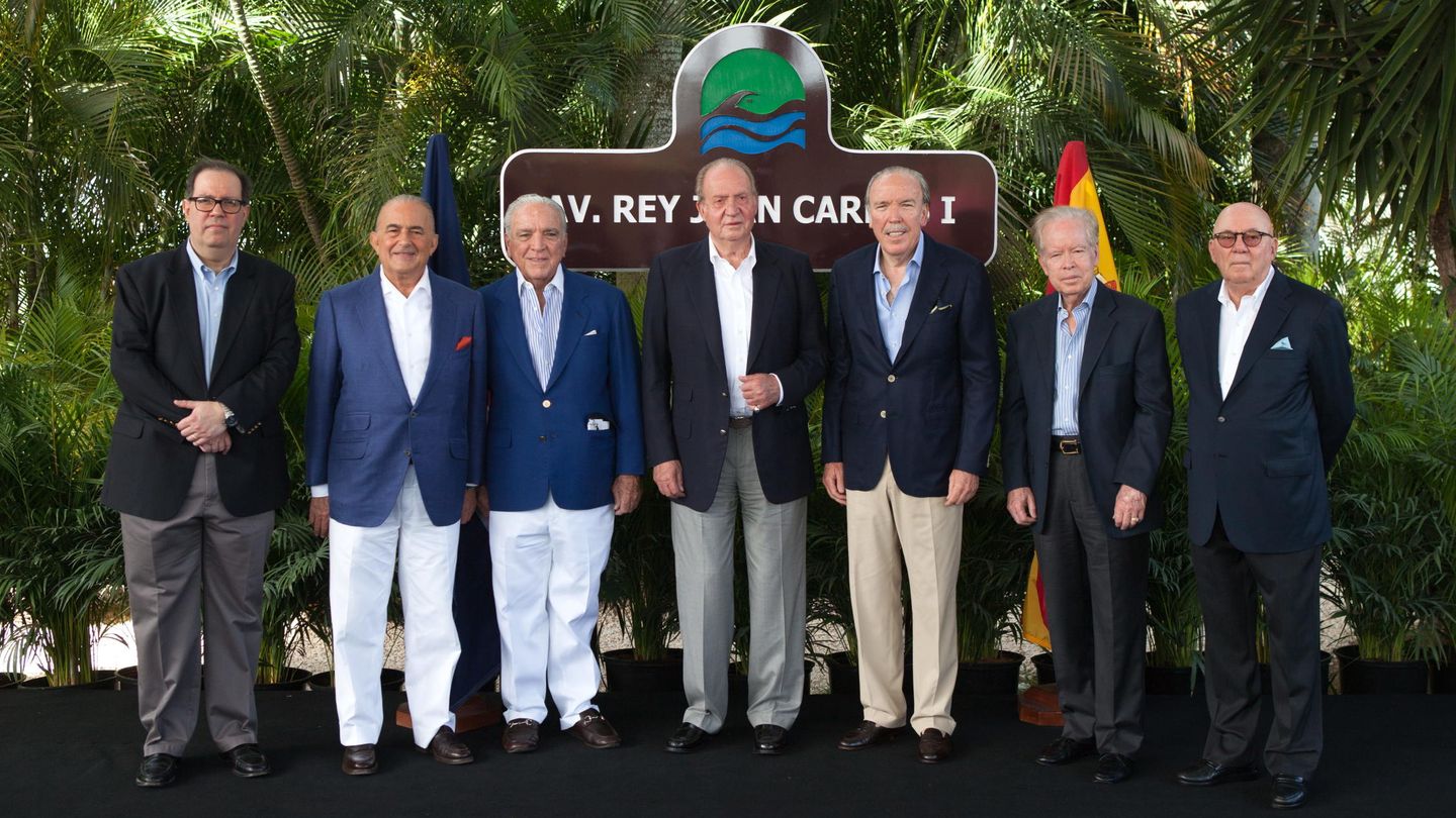 El rey Juan Carlos posa junto a un grupo de empresarios, incluidos Alfonso y José Fanjul. (EFE)