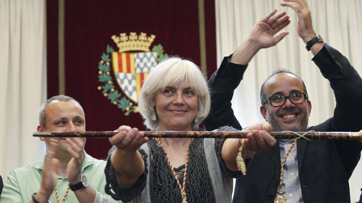 La alcaldesa de Badalona califica de "intolerantes" a quienes piden que hable en español