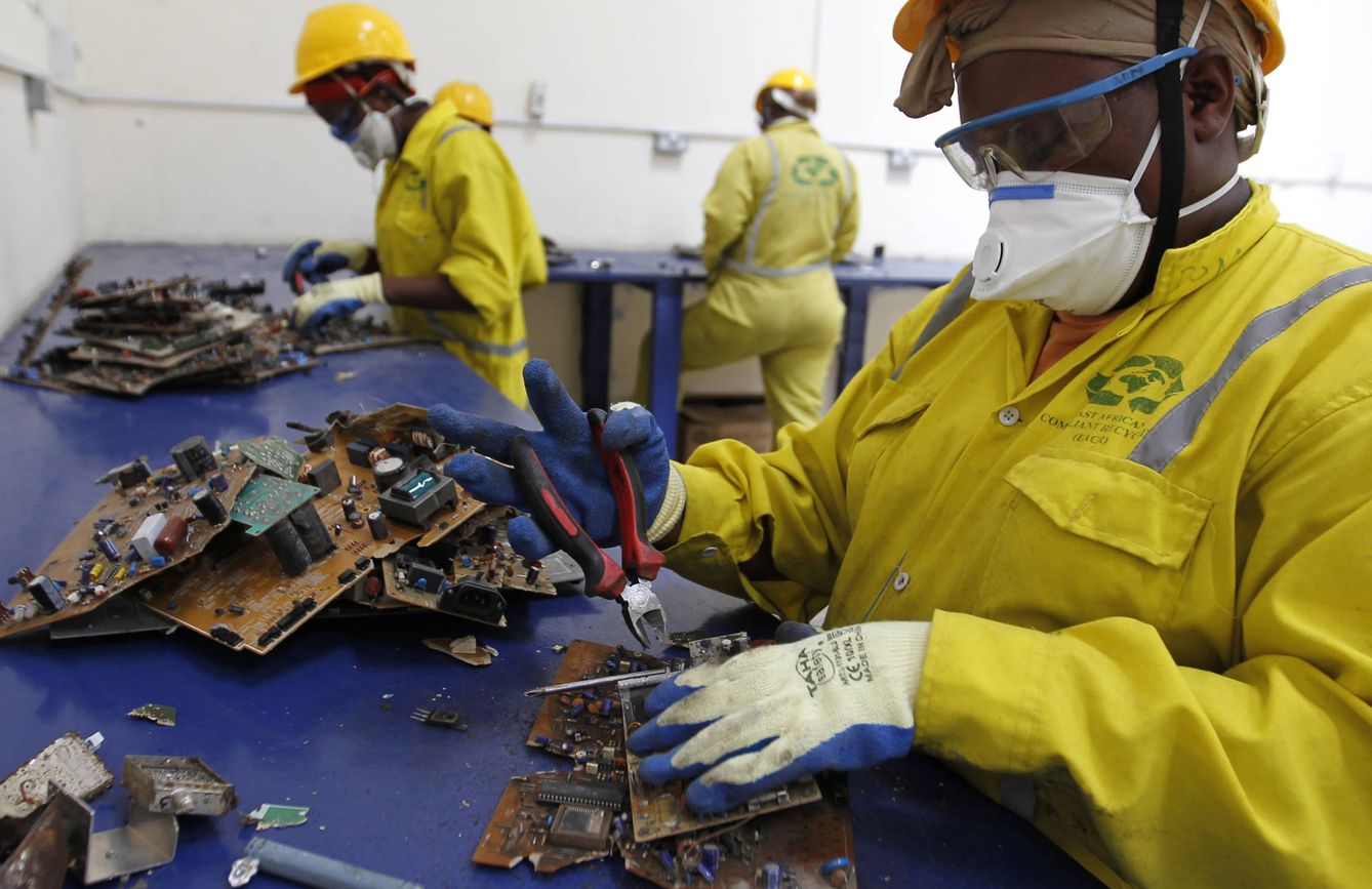 Un empleado keniano separa componentes de aparatos electrónicos desechados en una planta de reciclaje cerca de Nairobi, en marzo de 2014. (Reuters)