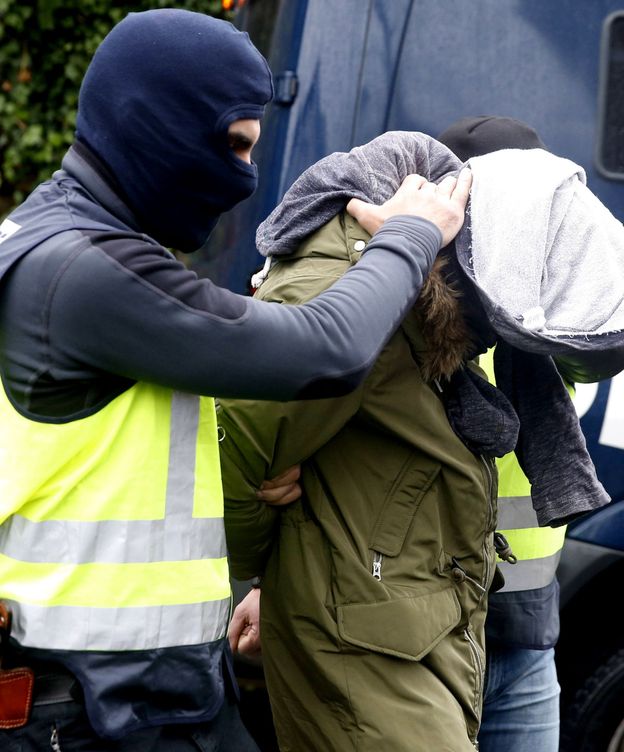 Foto: Imagen de archivo de agentes de la Policía Nacional trasladando a un presunto terrorista. (Efe)