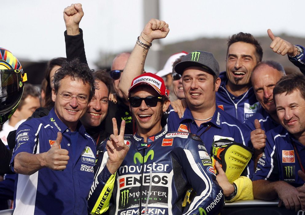 Foto: Valentino Rossi posa junto a los miembros de su equipo tras conseguir la pole (Efe).