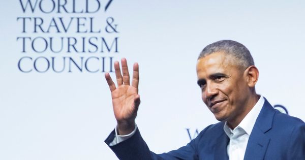 Foto: El expresidente de Estados Unidos Barack Obama, se despide tras su intervención en la XIX Cumbre del Consejo Mundial de Viajes y Turismo. (EFE)