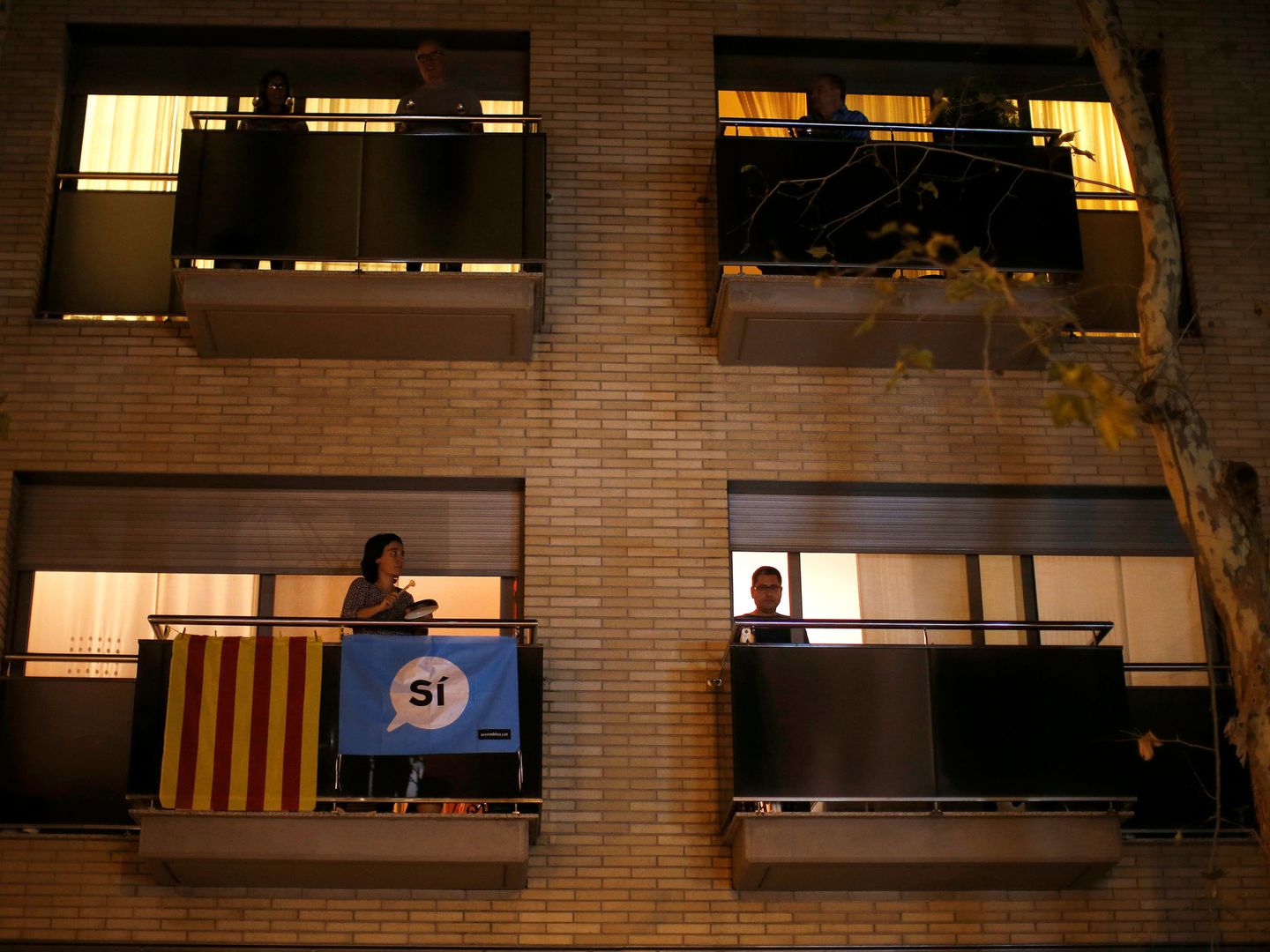 Cacerolada de vecinos en el barrio de Sants contra  el gobierno español el pasado 20 de septiembre (Jon Nazca / Reuters)