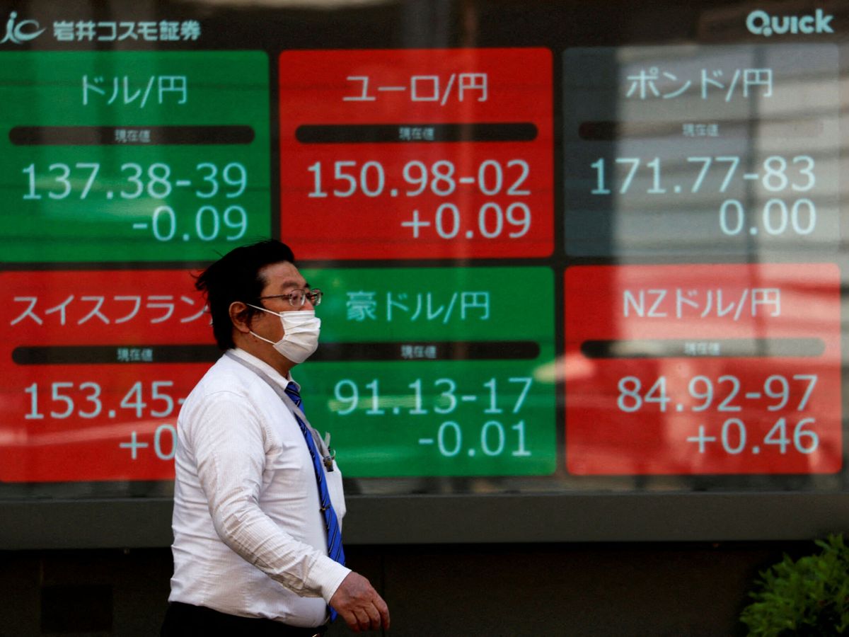 Foto: Un hombre camina frente a una pantalla con cotizaciones en Tokio, Japón. (Reuters/ Issei Kato)