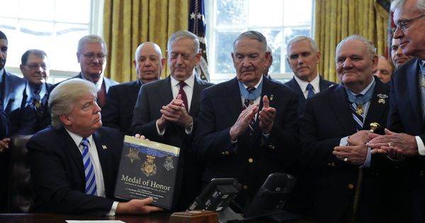 Foto: El presidente de Estados Unidos, Donald Trump, junto al Secretario de Defensa, James Mattis, y el vicepresidente Mike Pence. (Reuters)