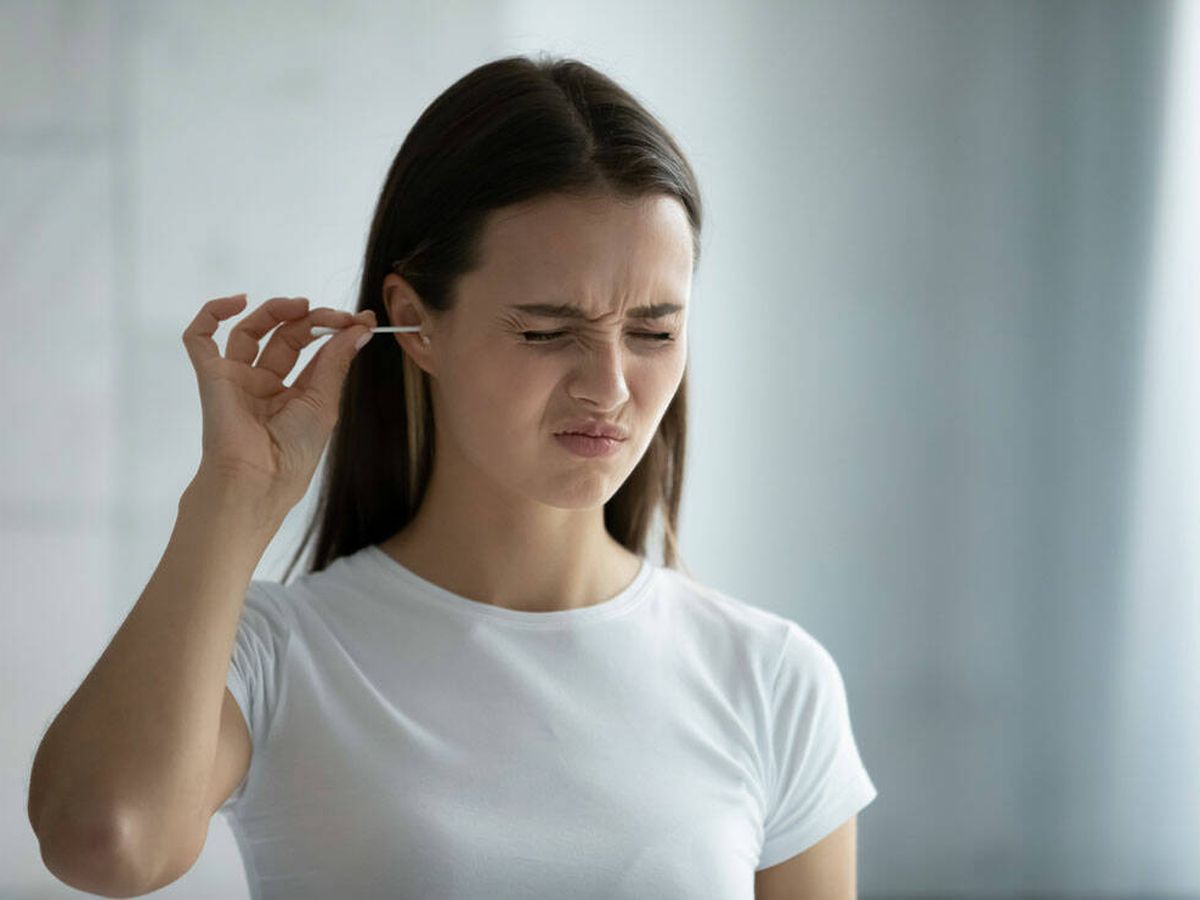 Foto: Los bastoncillos no son una buena solución para la limpieza de los oídos (iStock)