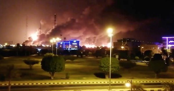Foto: Fuego y humo en la fábrica de Aramco en Arabia Saudí en una imagen de redes sociales (Reuters)