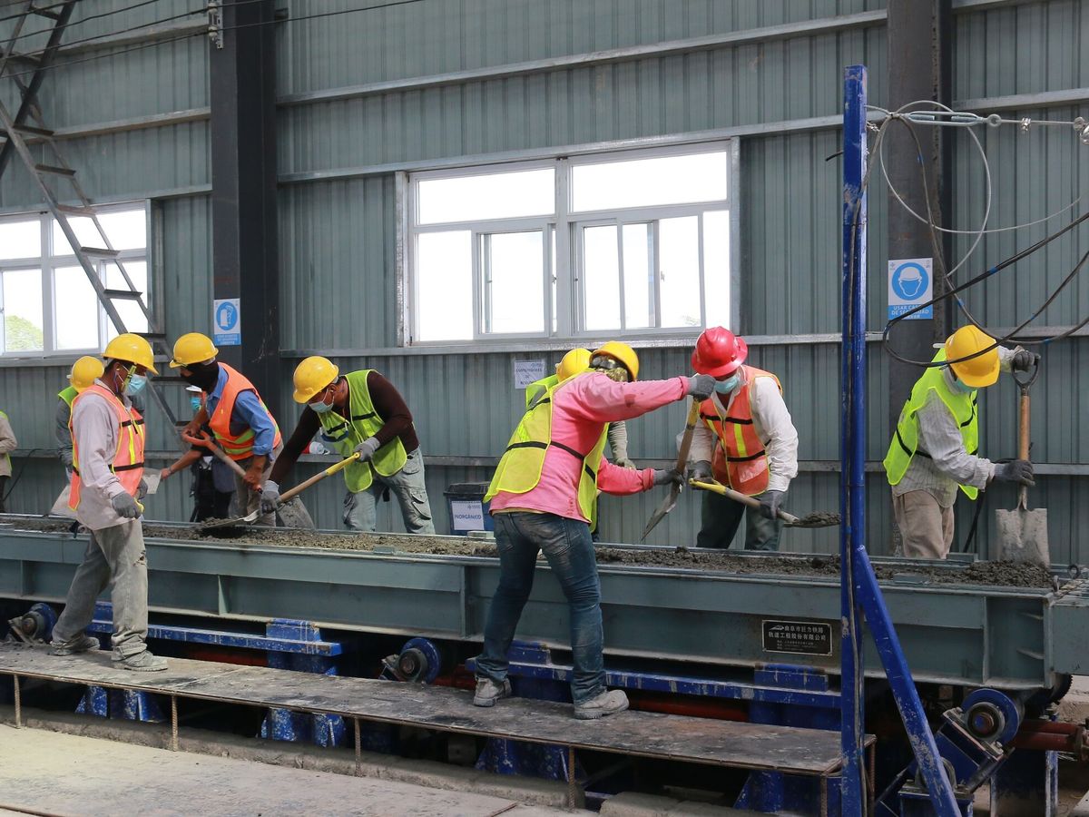 Foto: Trabajadores en una fábrica. (EFE/Manuel López)