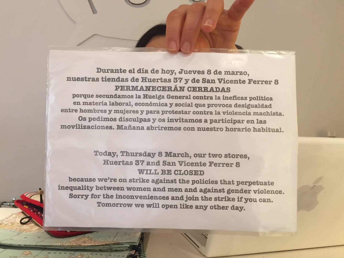 El cartel de la tienda Peseta en que se explica por qué echan el cierre este jueves. (EC)