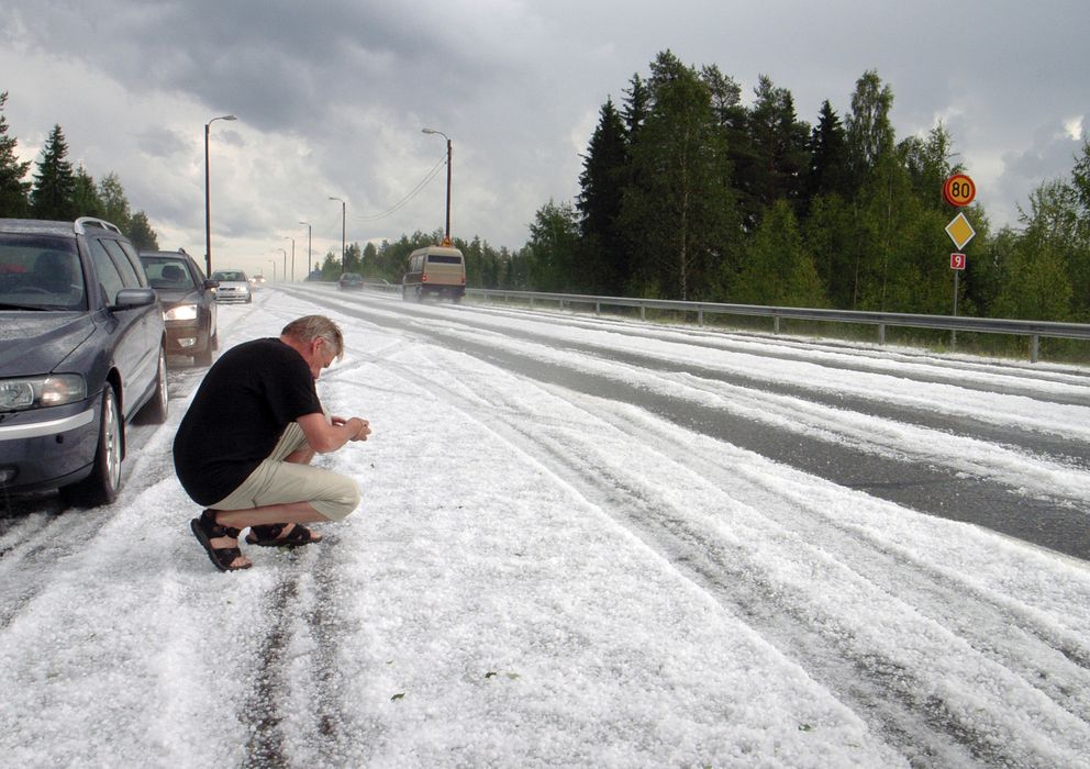 Foto: Un hombre en una carretera cubierta de hielo tras una tormenta de verano en Kuopio, en el centro de Finlandia. (Reuters)