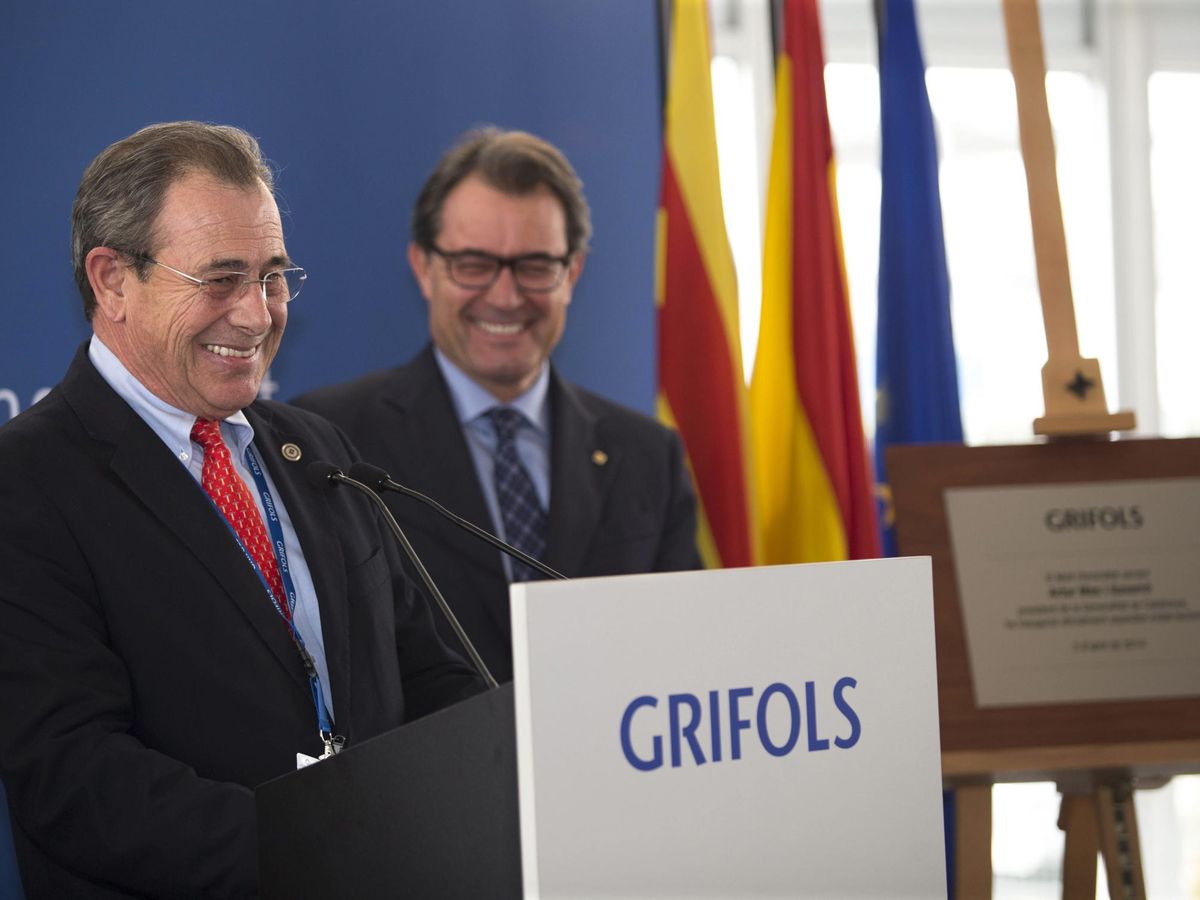 Foto: Víctor Grifols, en un acto con Artur Mas en 2014, en el que lo animó a "no arrugarse". (EFE/Alejandro García)