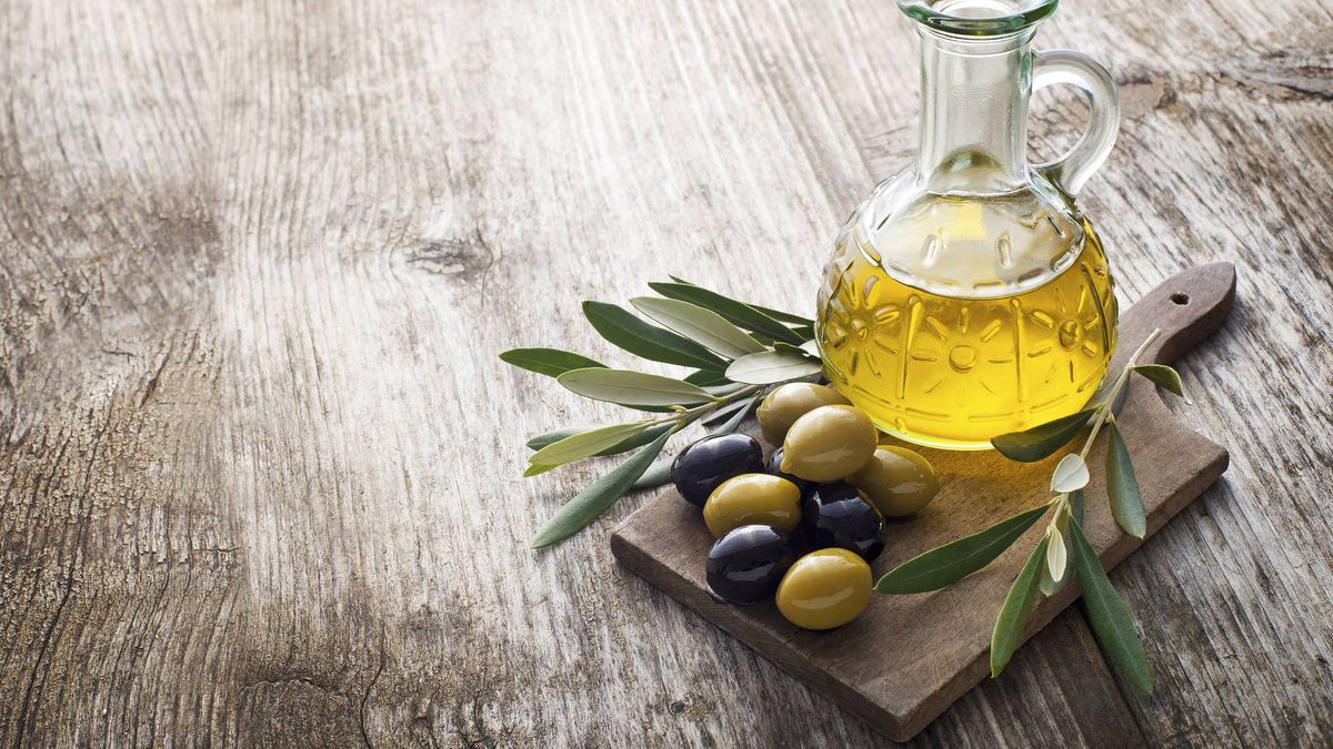 Cómo ahorrar aceite de oliva mientras cocinas: consejos y claves para hacerlo