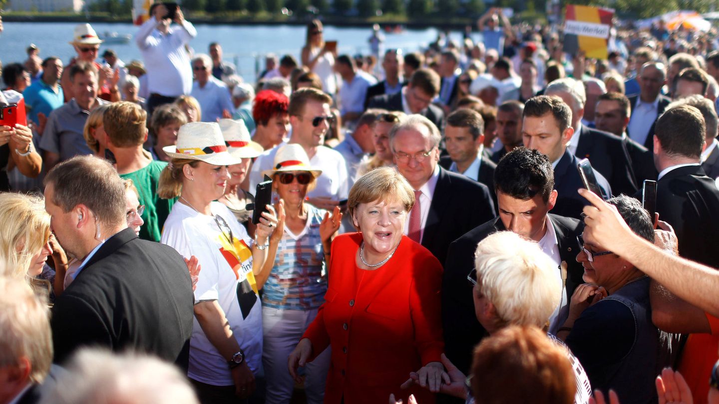 La canciller Angela Merkel saluda a simpatizantes durante un acto de campaña en Bitterfeld-Wolfen. (Reuters)