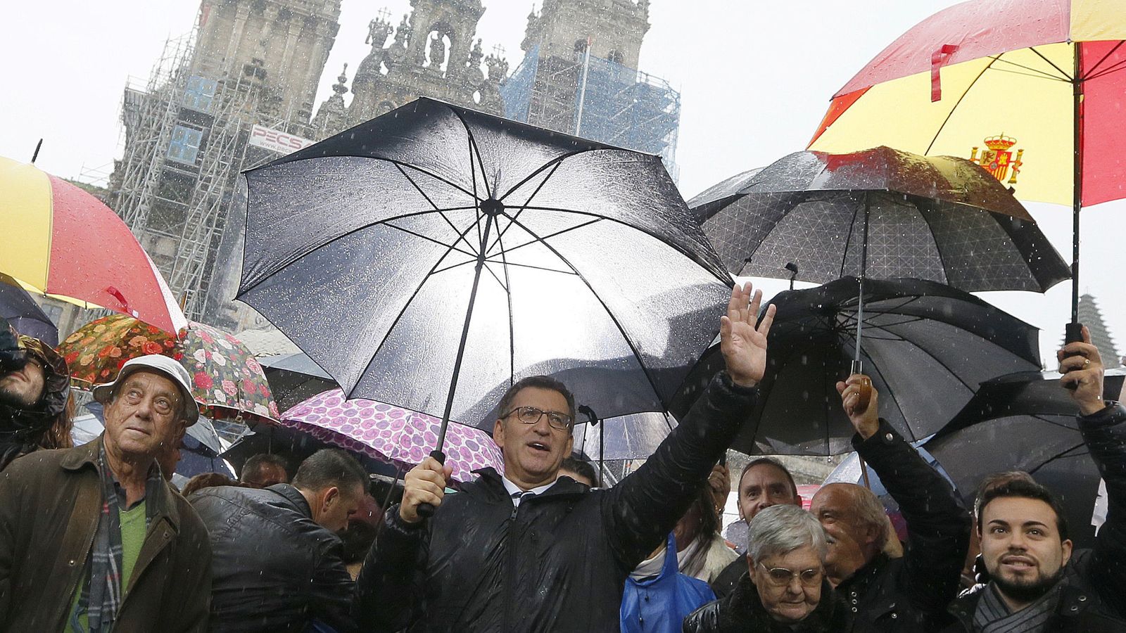 Foto: El presidente gallego Núñez Feijóo, en la plaza del Obradoiro, Santiago de Compostela, en el acto de posesión del cargo. (EFE)
