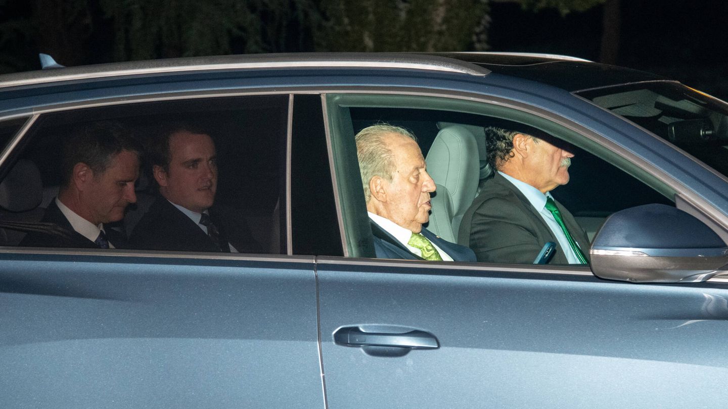 El rey Juan Carlos, con Jaime de Borbón-Dos Sicilias en el asiento posterior. (Europa Press/José Oliva)