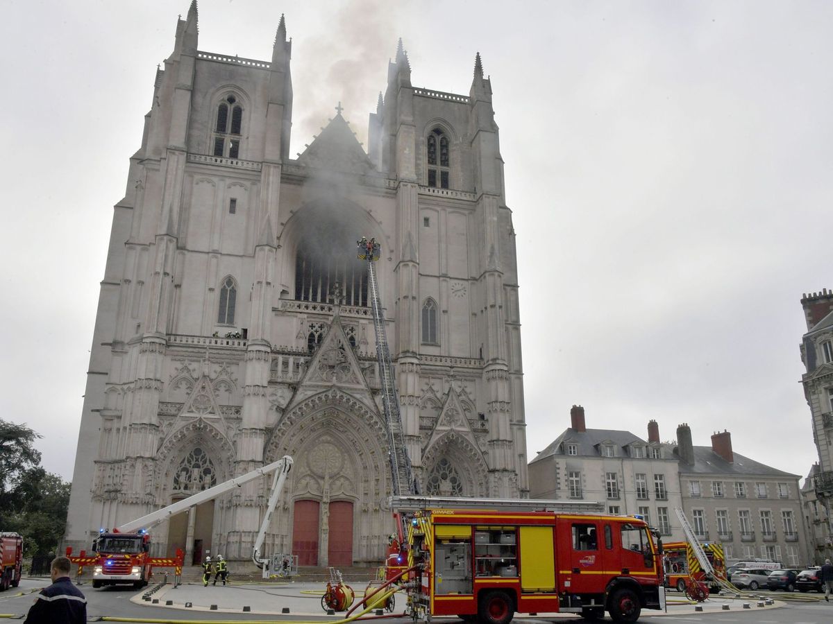 Foto: Los bomberos controlan el incendio en la catedral de Nantes. (EFE)