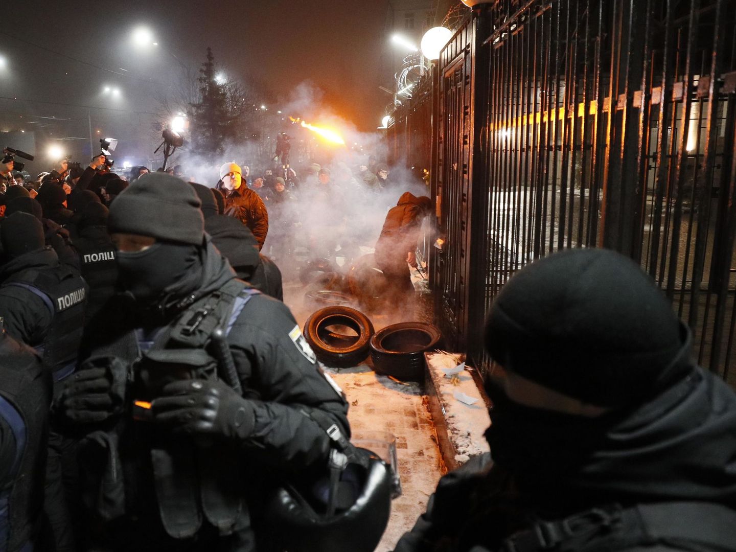 Miembros de la Guardia Nacional ucraniana tratan de proteger la embajada rusa en Kiev durante los disturbios del 25 de noviembre. (Reuters)