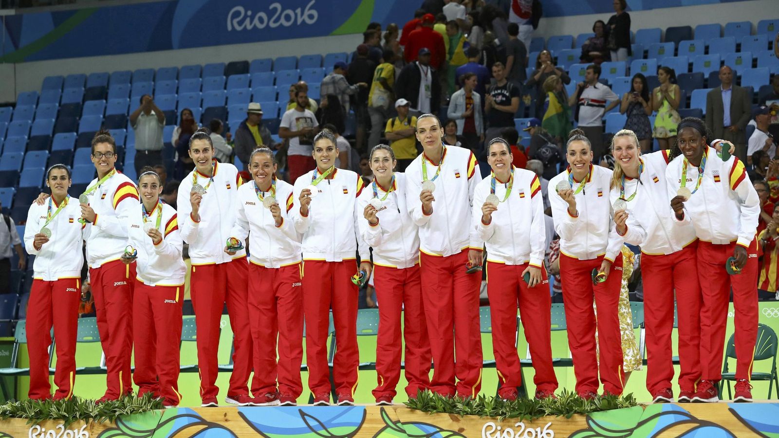 Foto: La selección española con su medalla de plata (Jim Young/Reuters)