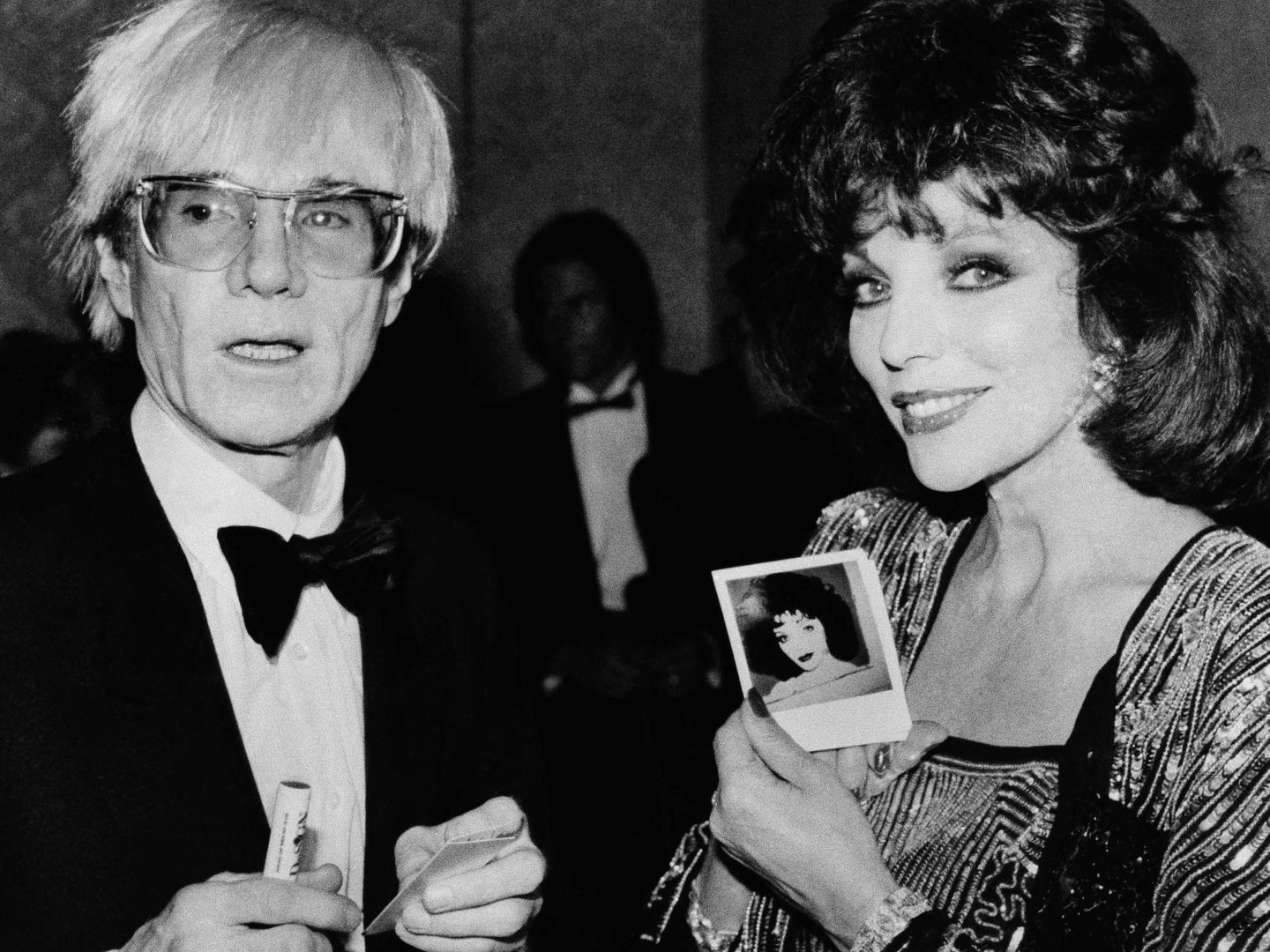 Andy Warhol con Joan Collins y sus famosas polaroids. (Gtres) 