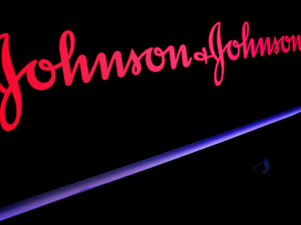 Foto: Logo de Johnson&Johnson. (Brendan McDermid/Reuters)