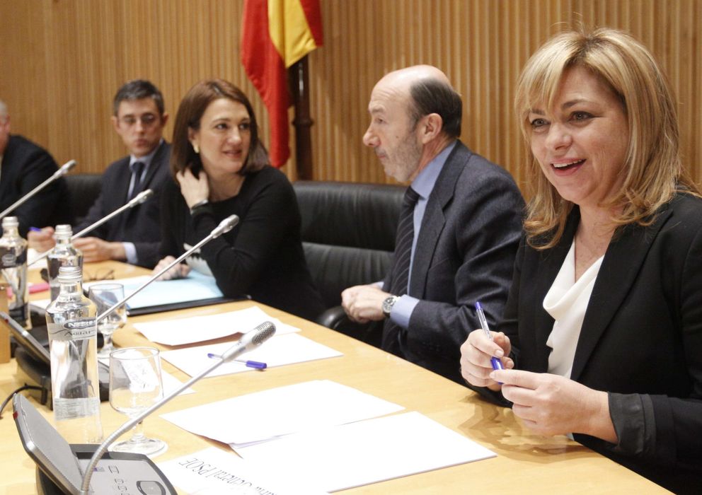 Foto: El secretario general del PSOE, Alfredo Pérez Rubalcaba (2d), junto a la vicesecretaria general, Elena Valenciano (d), la portavoz parlamentaria socialista, Sor