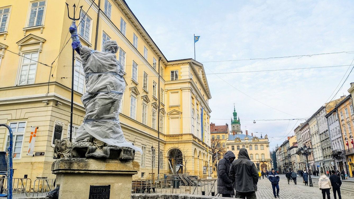 Foto: En Lviv ya ha comenzado la protección de estatuas y monumentos. (Lucas Proto)