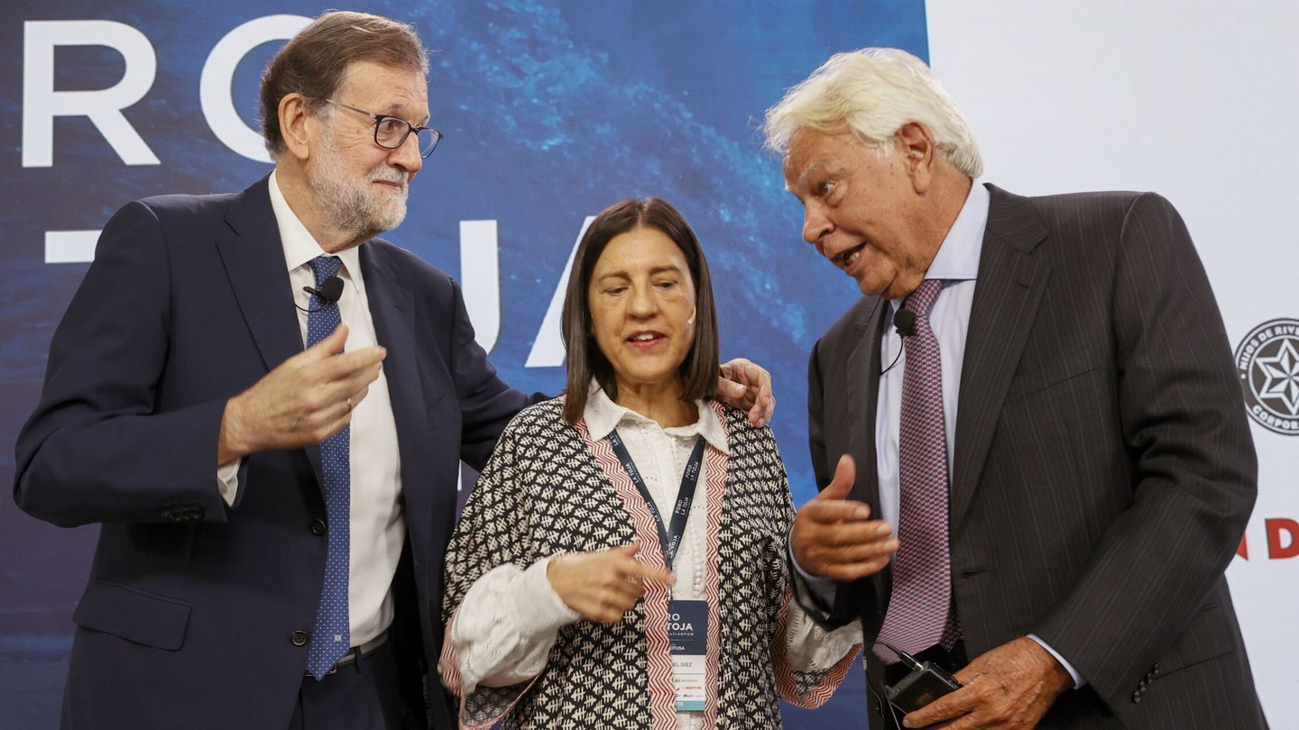 Los expresidentes del Gobierno Felipe González y Mariano Rajoy, junto a la periodista Anabel Díez (c). (EFE/Lavandeira jr)