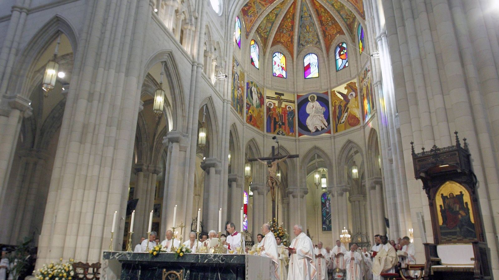 Foto: Interior de la catedral de La Almudena durante una misa de Benedicto XVI. (EFE)