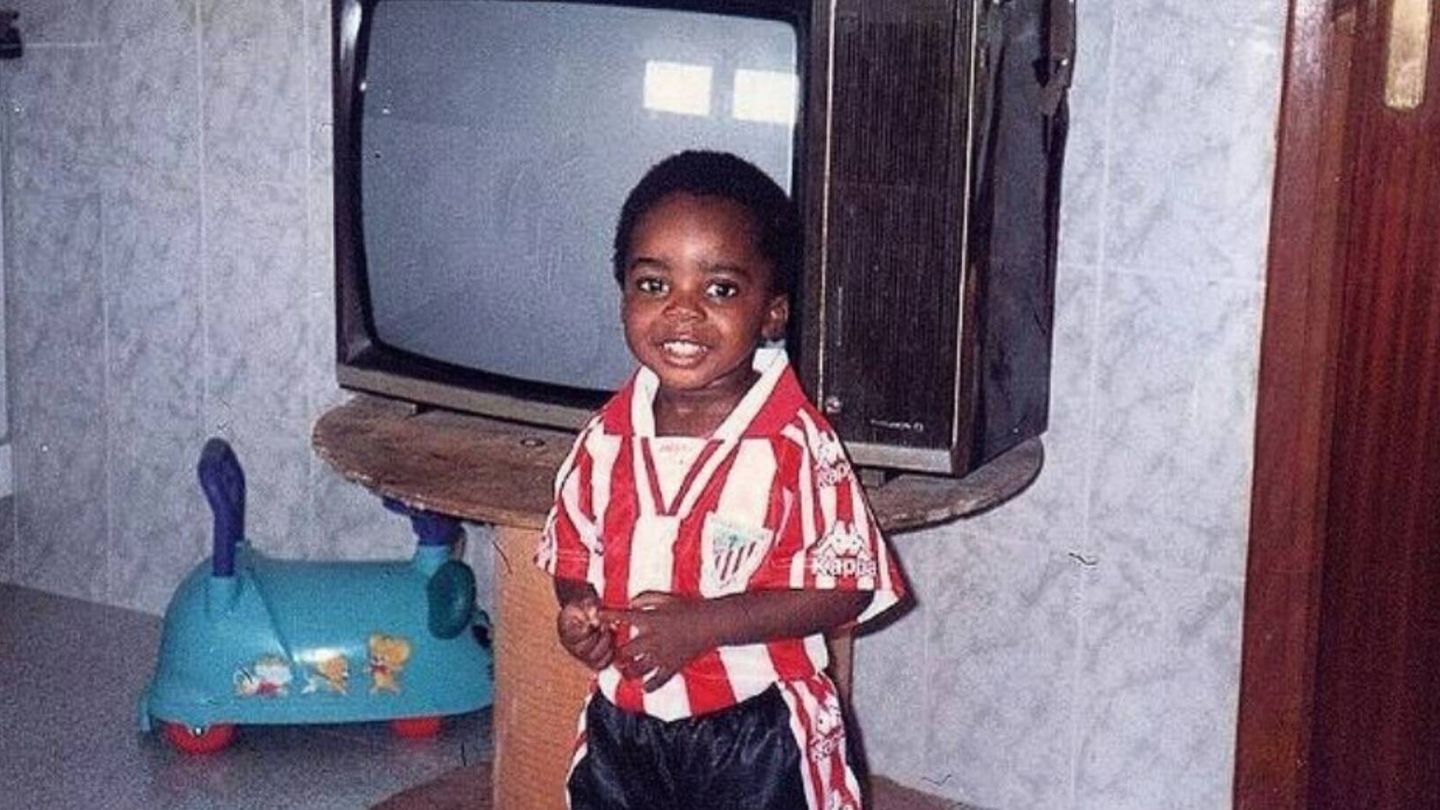 Iñaki Williams de niño con la camiseta del Athletic. (@Williaaams45)