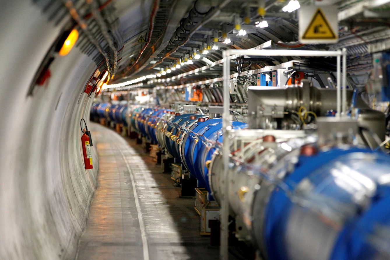 El CERN no tiene ni la energía ni la capacidad física o tecnológica para crear agujeros negros o portales intergalácticos. Tampoco tiene la energía necesaria para mover nada en otra dimensión diferente a las tres dimensiones (o direcciones) conocidas.