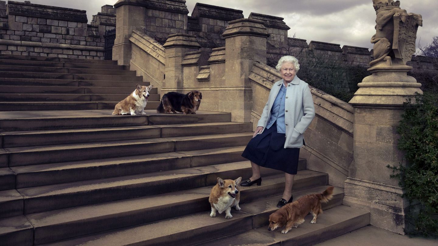Isabel II, con sus perros. (EFE)