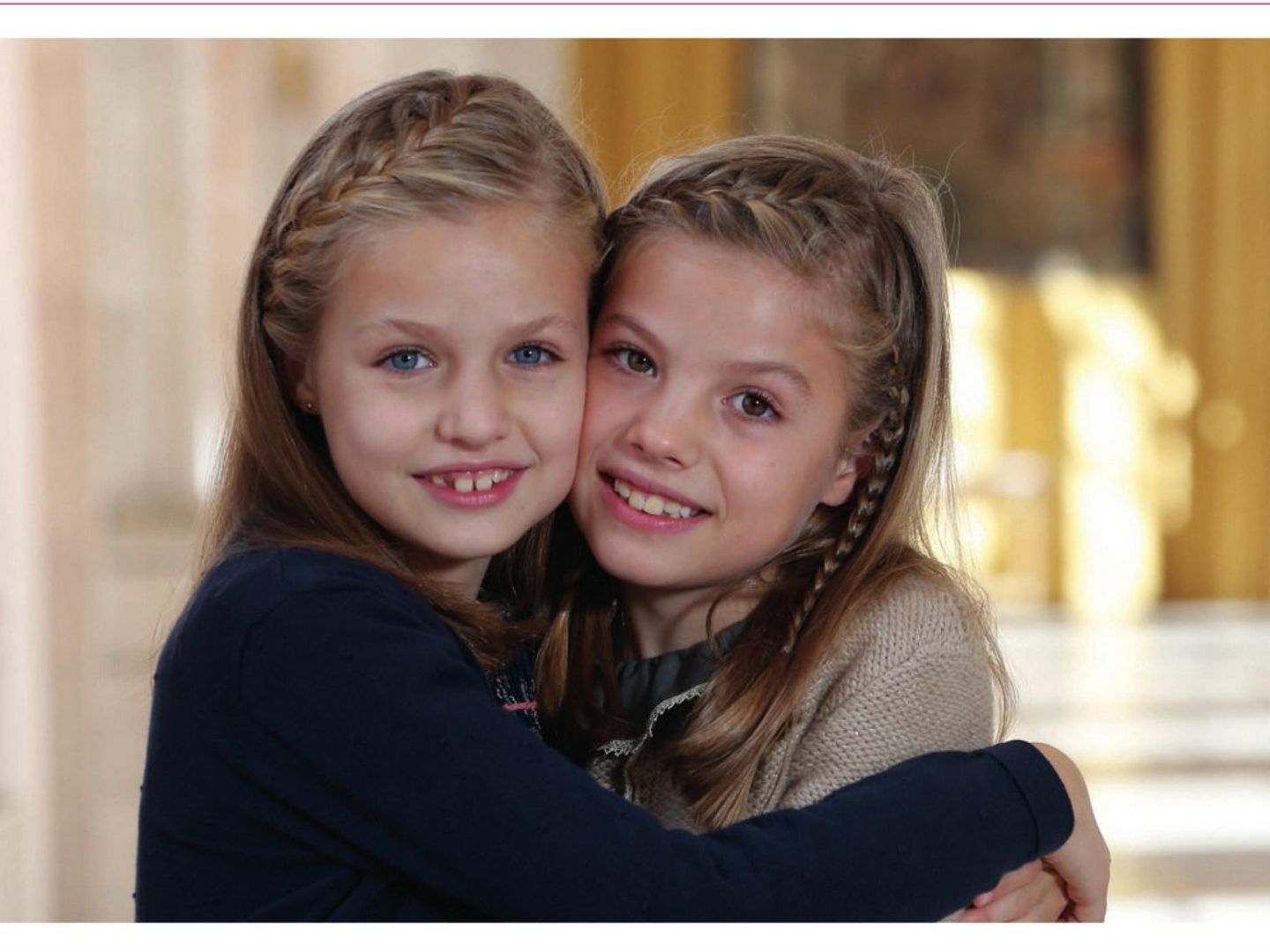 Felicitación de Navidad con una fotografía de Leonor y Sofía, realizada en el Palacio Real de Madrid. (EFE/Casa Real)