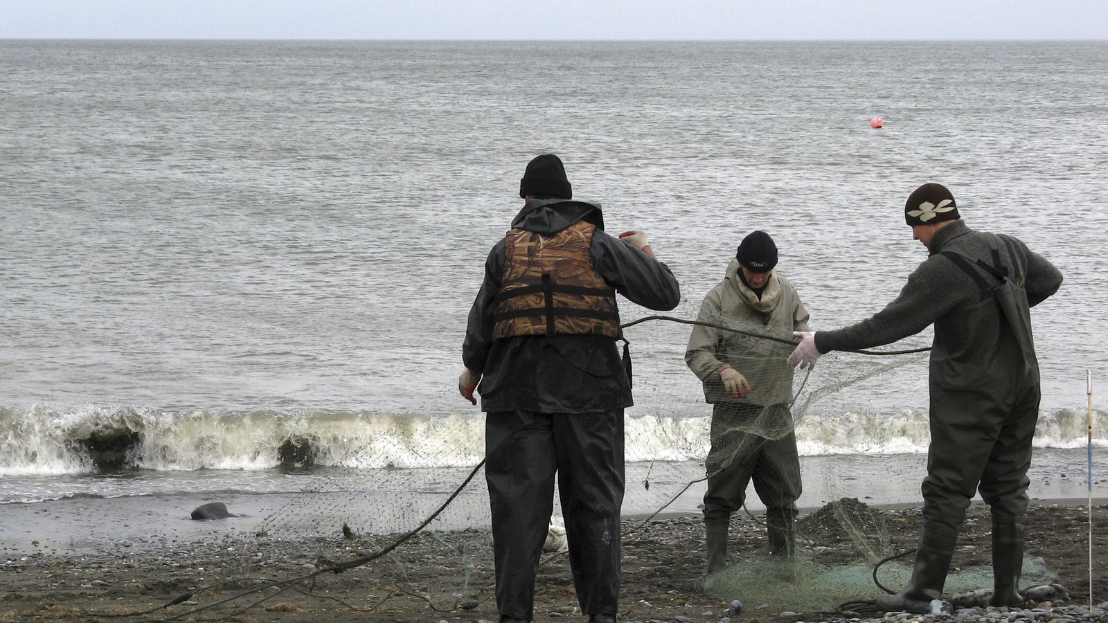 Foto: Imagen de archivo de unos pescadores en la península de Kamchatka (Reuters)