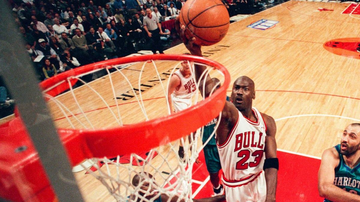 Cómo Michael Jordan falseó estadísticas y trabajó de camarero para llegar a la NBA