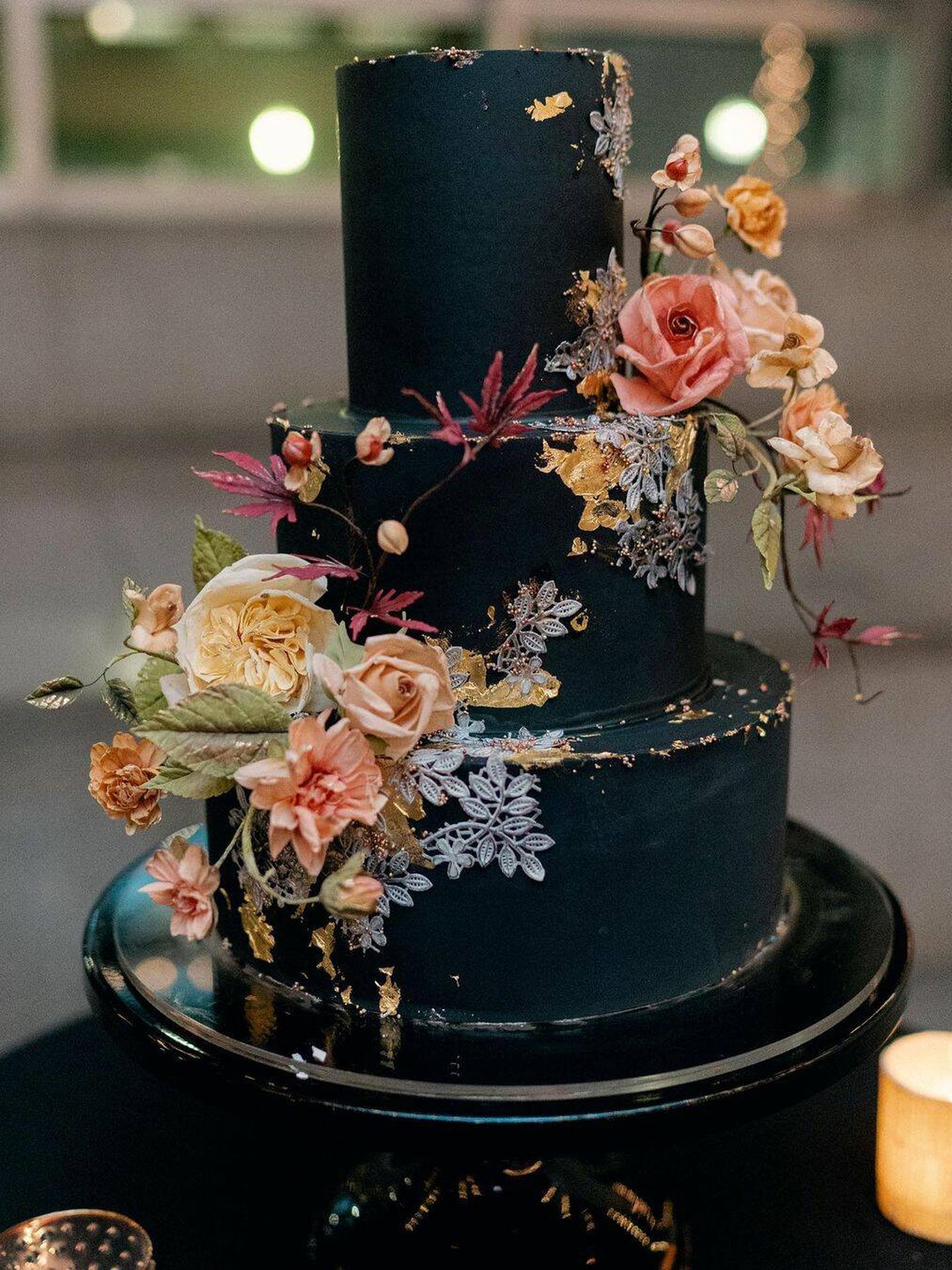 Un tarta nupcial en negro. (Instagram/ @em_and_e_events)