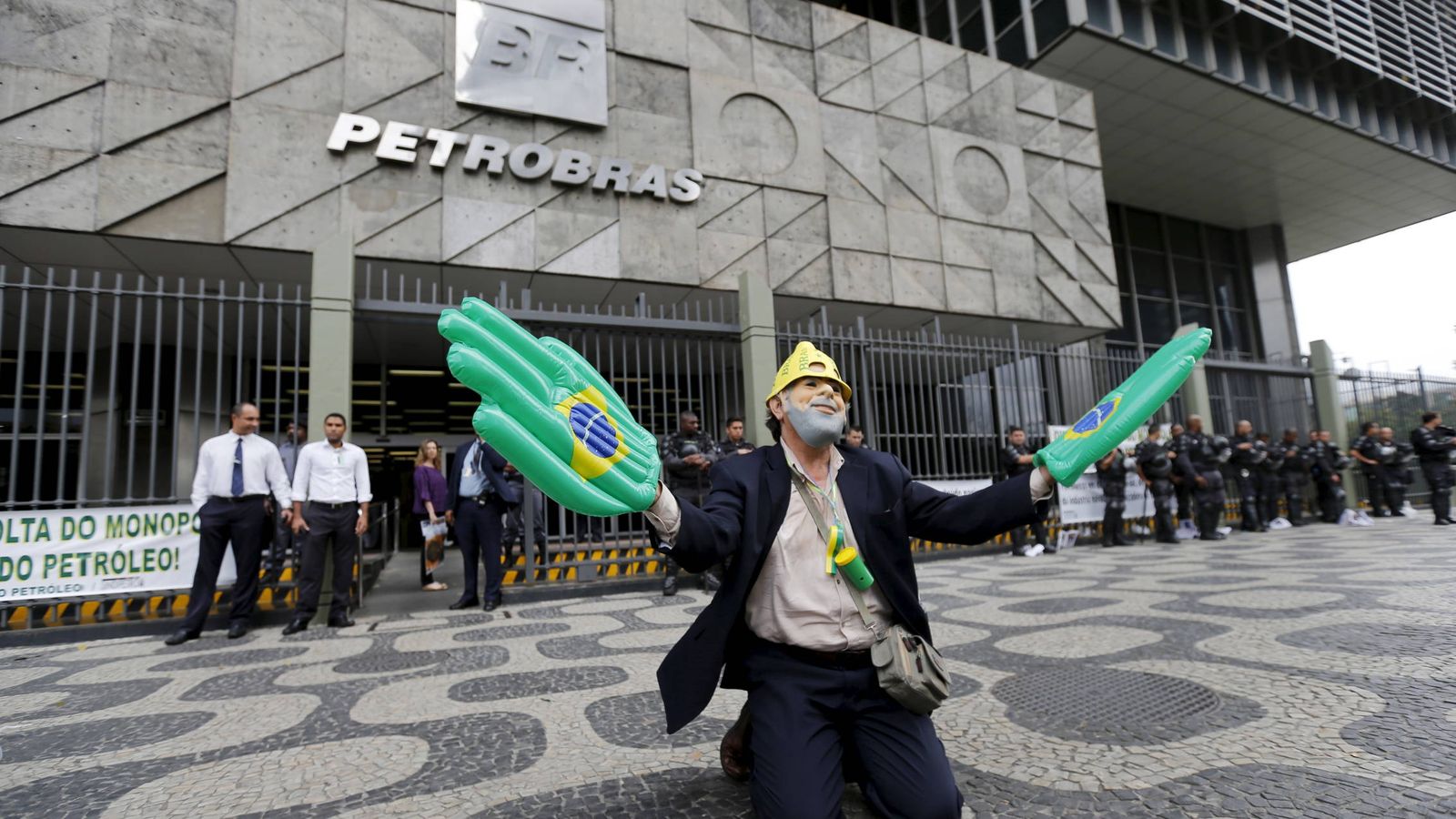 Foto: Un trabajador subcontratado despedido de Petrobras protesta frente a la sede de la compañía en Río de Janeiro, en agosto de 2015. (Reuters)