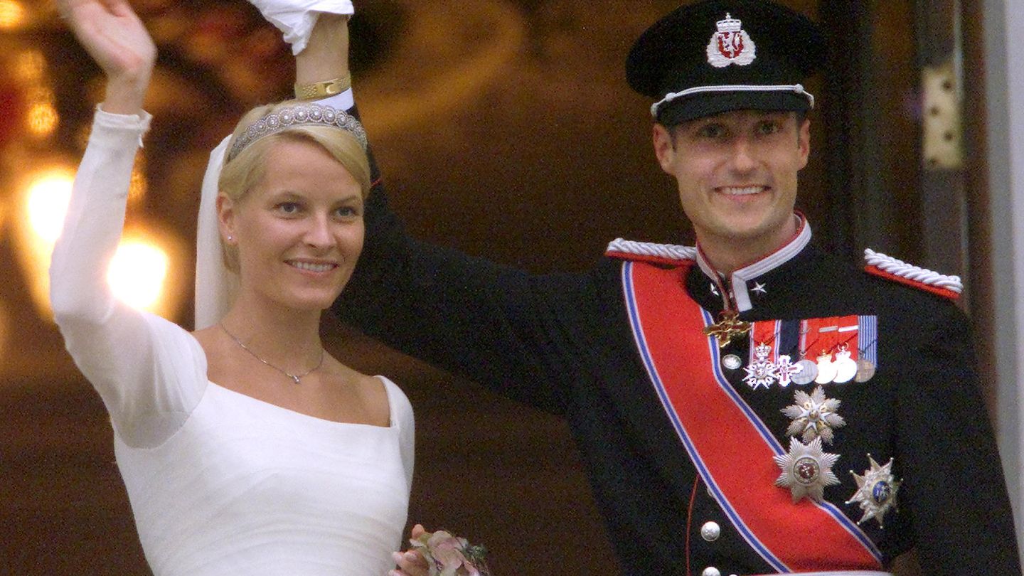 Mette-Marit estrenó la tiara de las margaritas de diamantes el día de su boda como regalo de sus suegros. (Reuters)